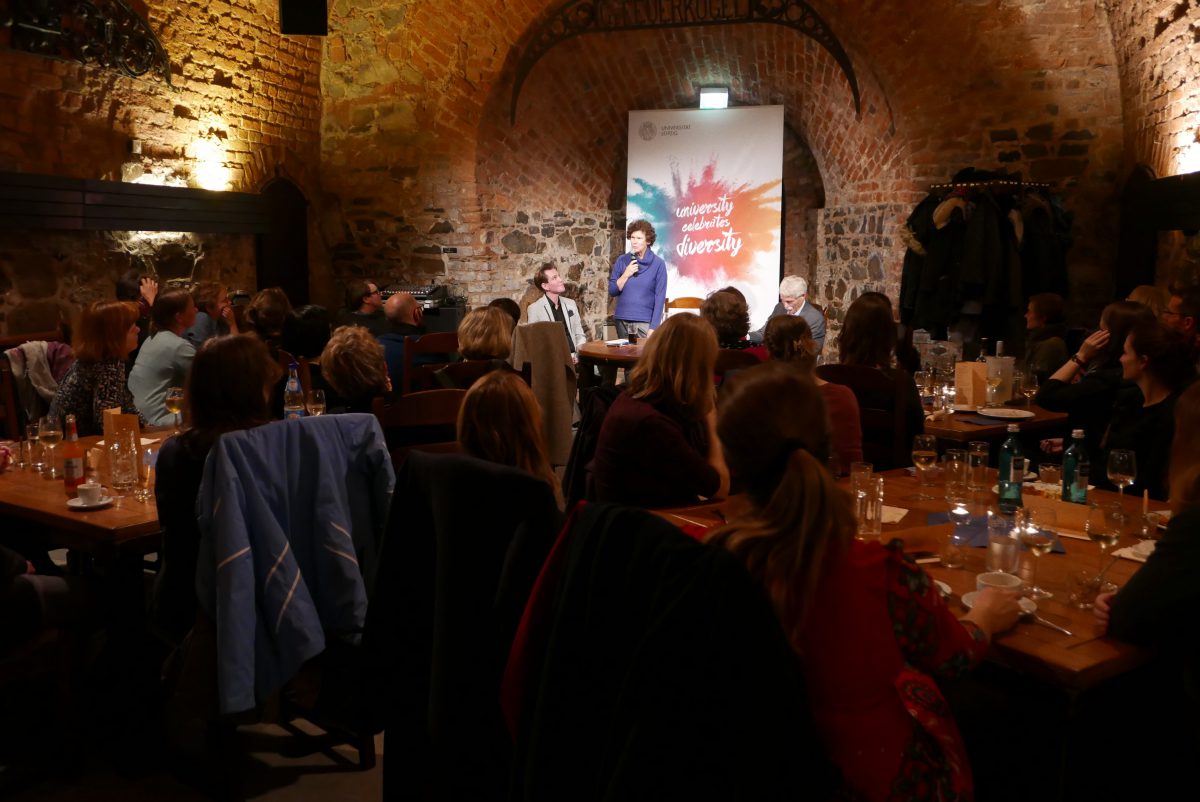 Rektorin Schücking spricht vor Teilnehmenden beim Kamingespräch in der Moritzbastei